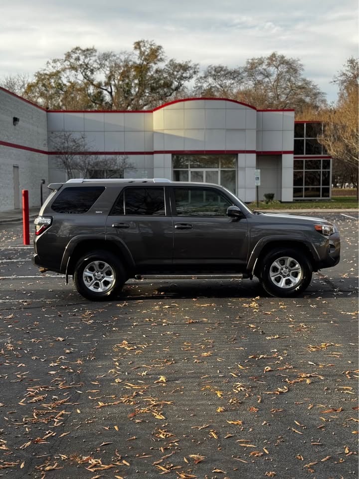 2016 Toyota 4Runner SR5 photo 8