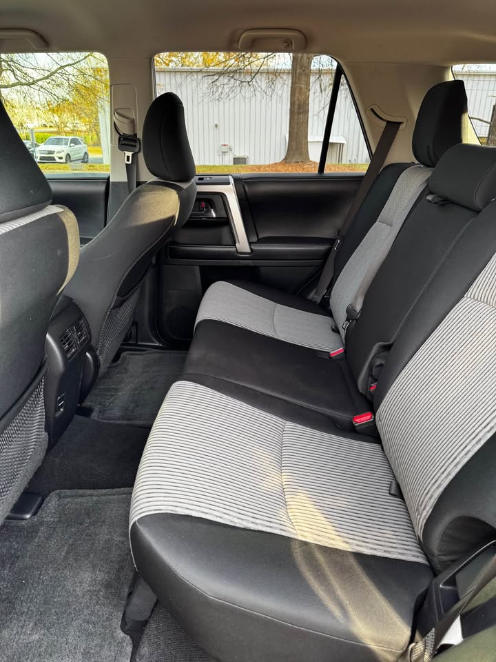 2016 Toyota 4Runner SR5 photo 11