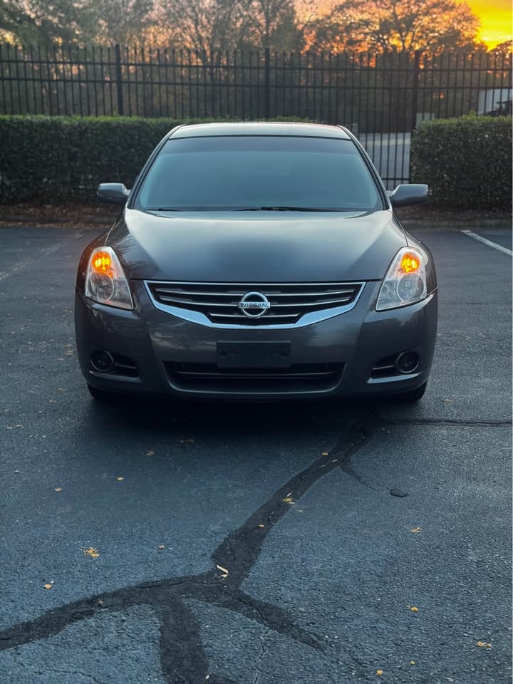 2011 Nissan Altima photo 2