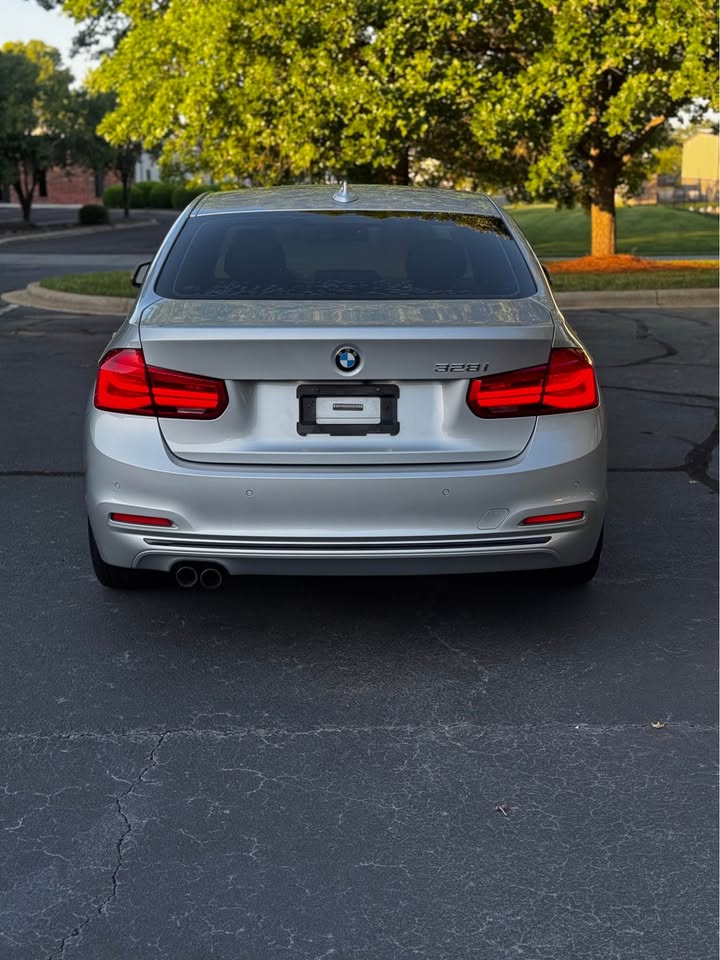 2016 BMW 328i Sedan 4D photo 6