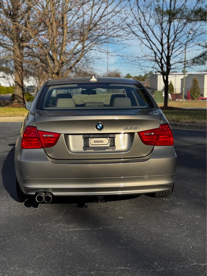 2011 BMW 328i photo 7