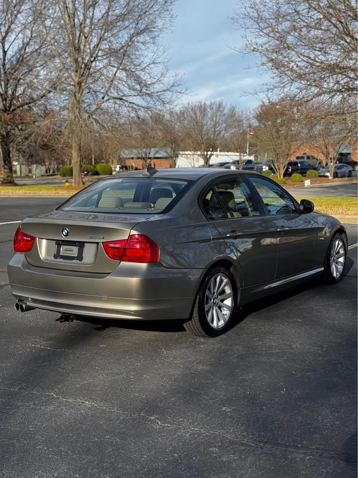 2011 BMW 328i photo 8