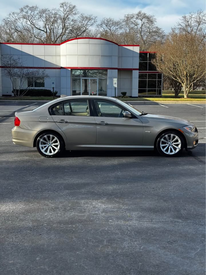 2011 BMW 328i photo 9