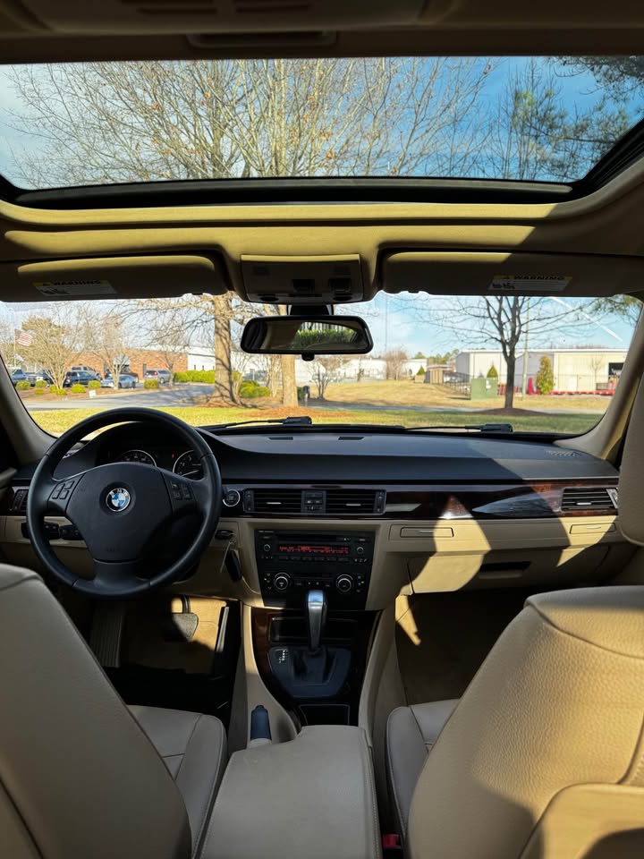 2011 BMW 328i photo 13