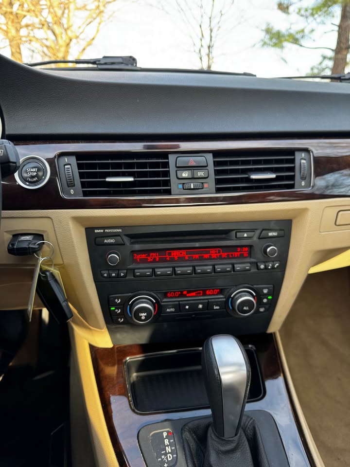 2011 BMW 328i photo 16