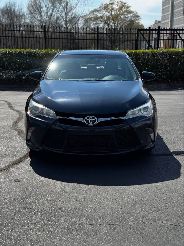 2015 Toyota Camry SE photo 3