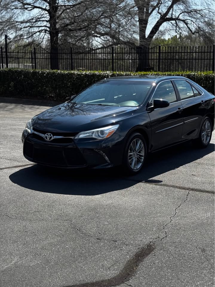 2015 Toyota Camry SE photo 4
