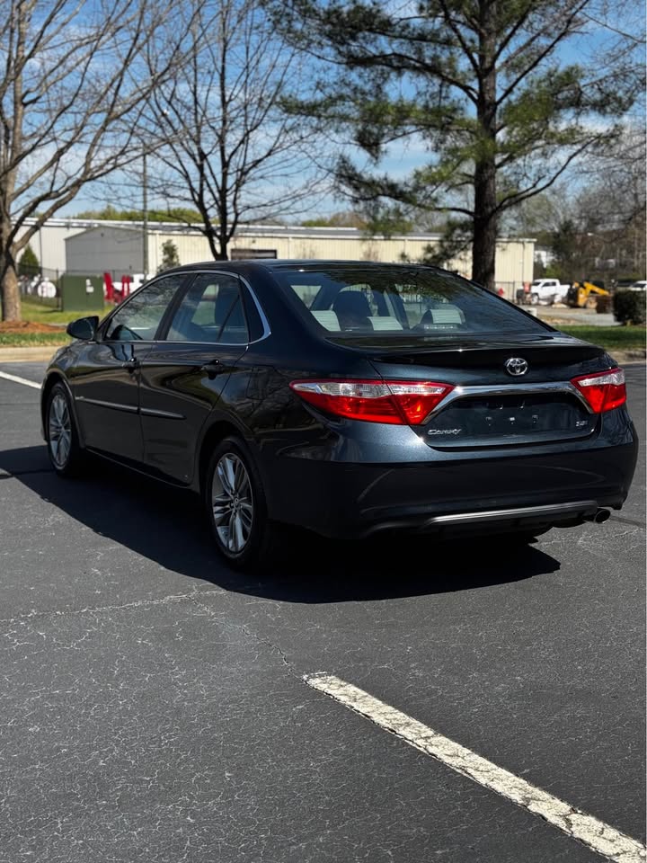 2015 Toyota Camry SE photo 6