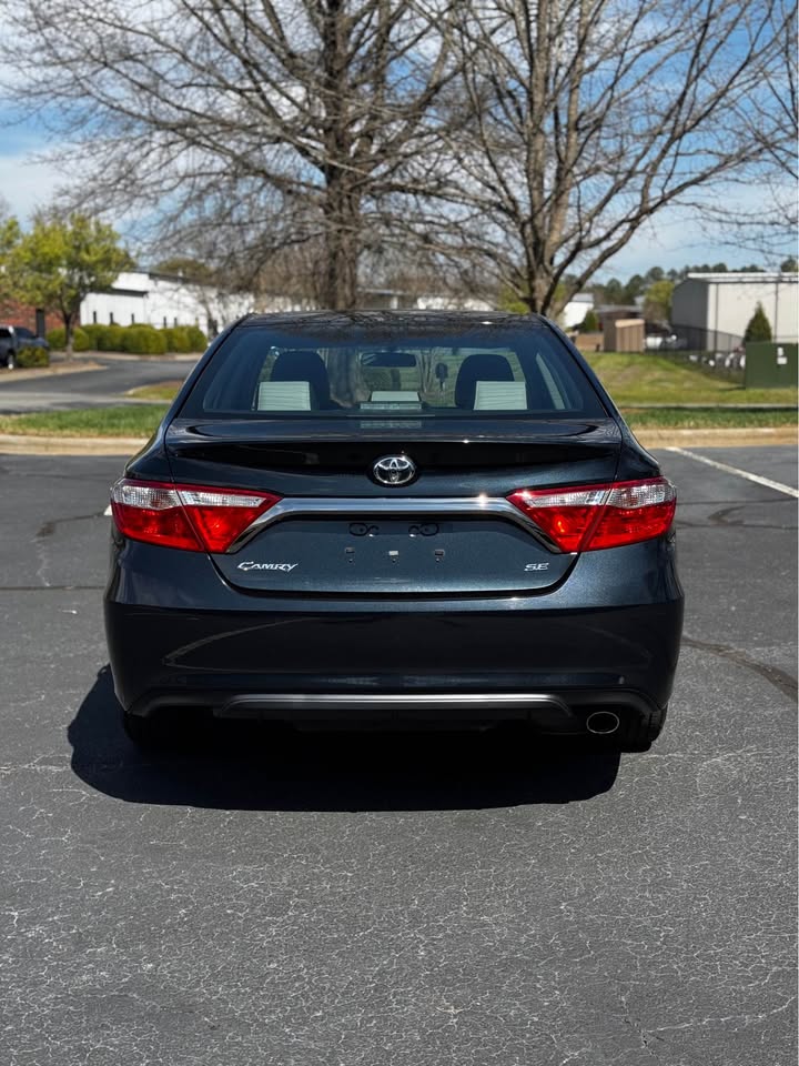 2015 Toyota Camry SE photo 7