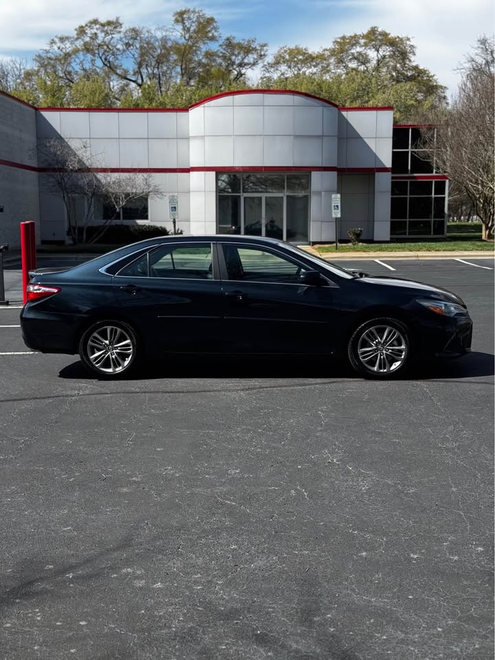 2015 Toyota Camry SE photo 9