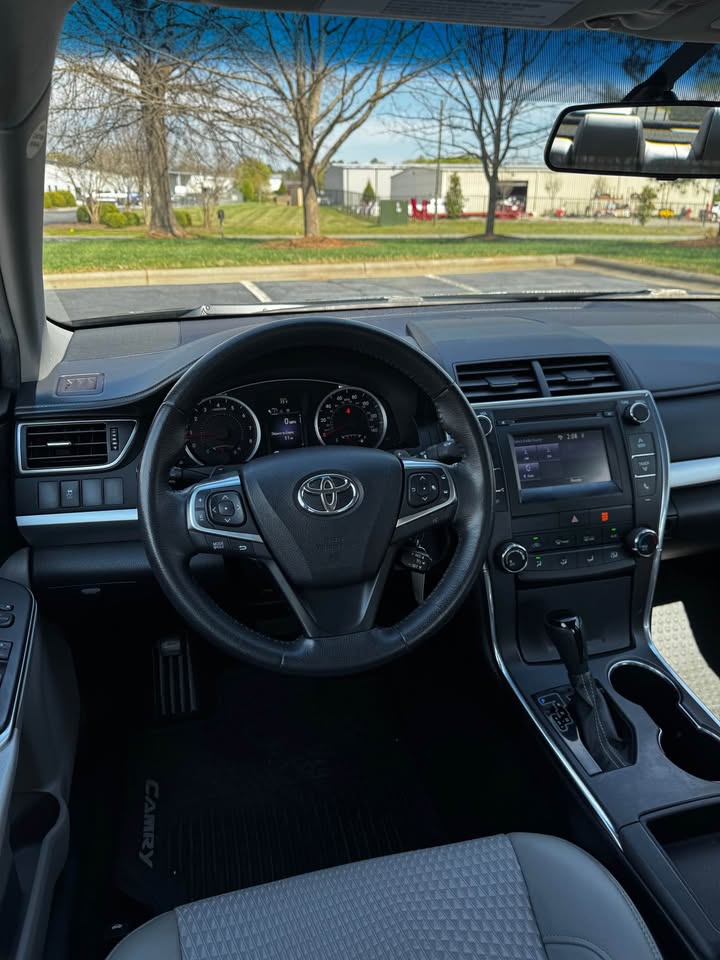 2015 Toyota Camry SE photo 14