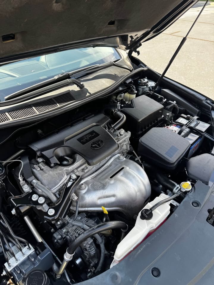 2015 Toyota Camry SE photo 18