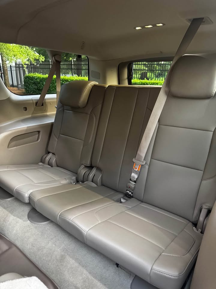 2016 Chevrolet Suburban LTZ Sport Utility 4D photo 12