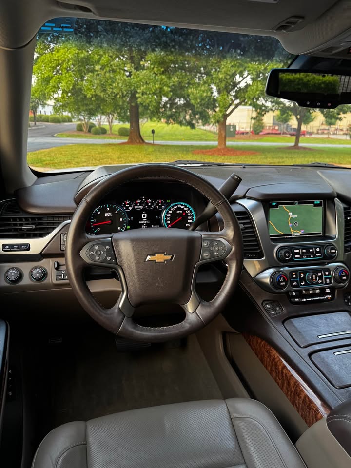 2016 Chevrolet Suburban LTZ Sport Utility 4D photo 14