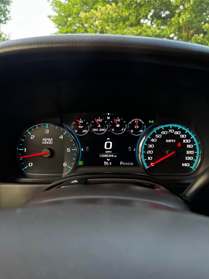 2016 Chevrolet Suburban LTZ Sport Utility 4D photo 15