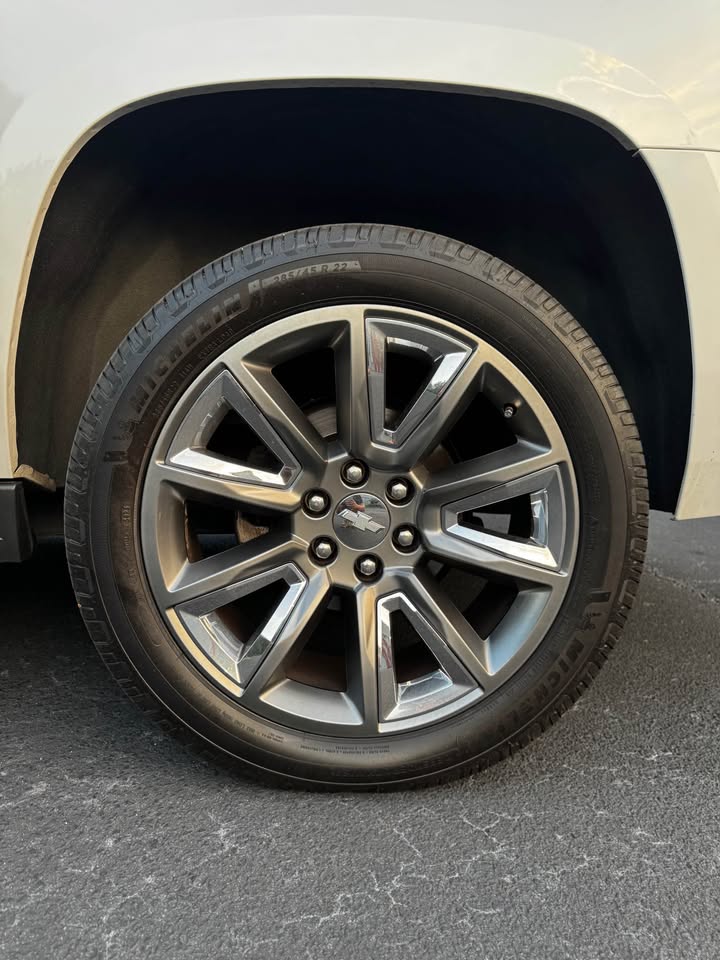 2016 Chevrolet Suburban LTZ Sport Utility 4D photo 16