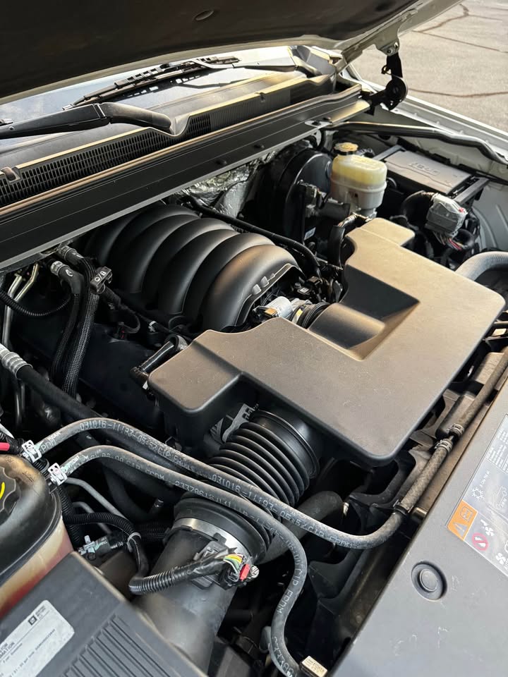2016 Chevrolet Suburban LTZ Sport Utility 4D photo 18