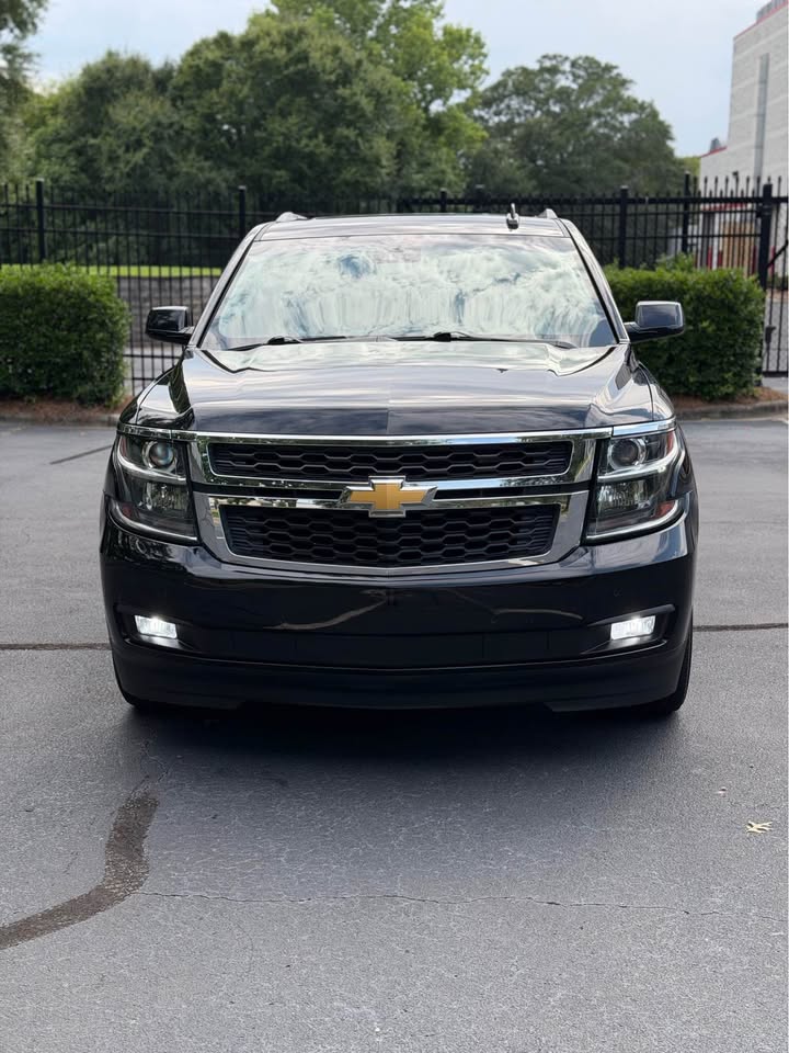 2018 Chevrolet Suburban LT photo 2