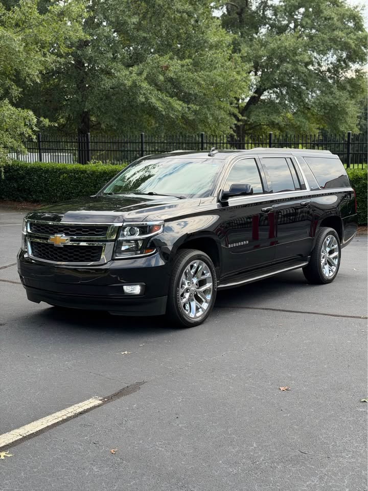 2018 Chevrolet Suburban LT photo 3