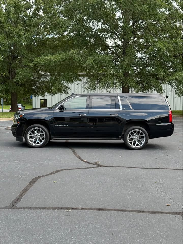 2018 Chevrolet Suburban LT photo 4
