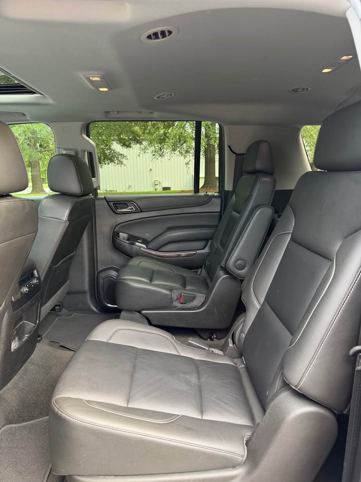 2018 Chevrolet Suburban LT photo 11