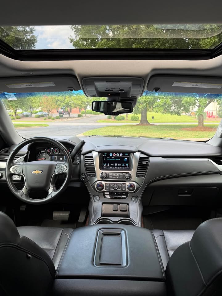 2018 Chevrolet Suburban LT photo 13