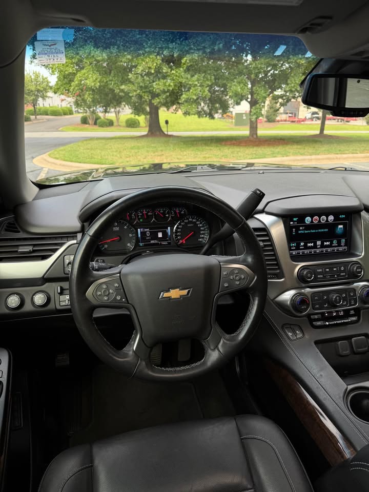 2018 Chevrolet Suburban LT photo 14