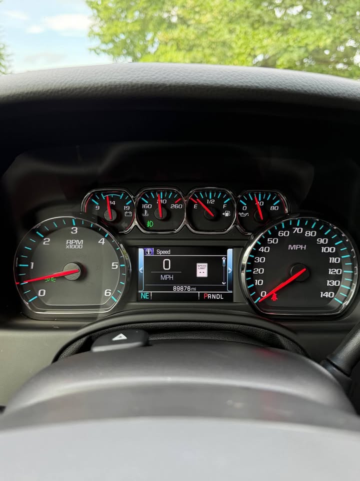2018 Chevrolet Suburban LT photo 15