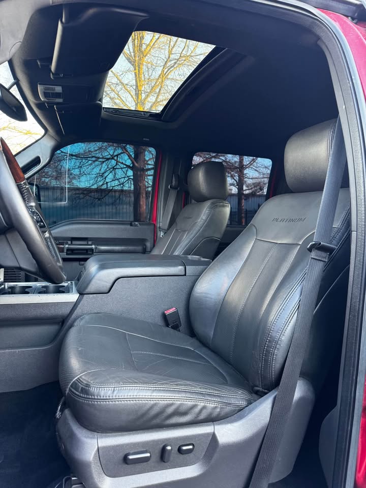 2015 Ford F-250 Super Duty Crew Cab Platinum photo 9