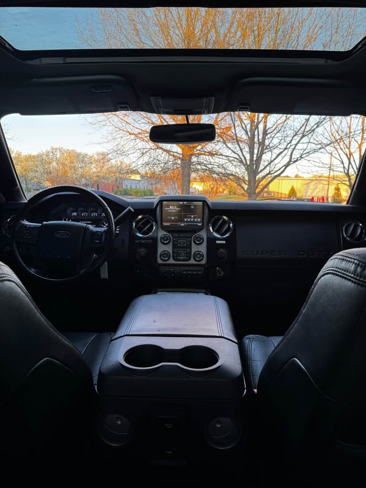 2015 Ford F-250 Super Duty Crew Cab Platinum photo 11