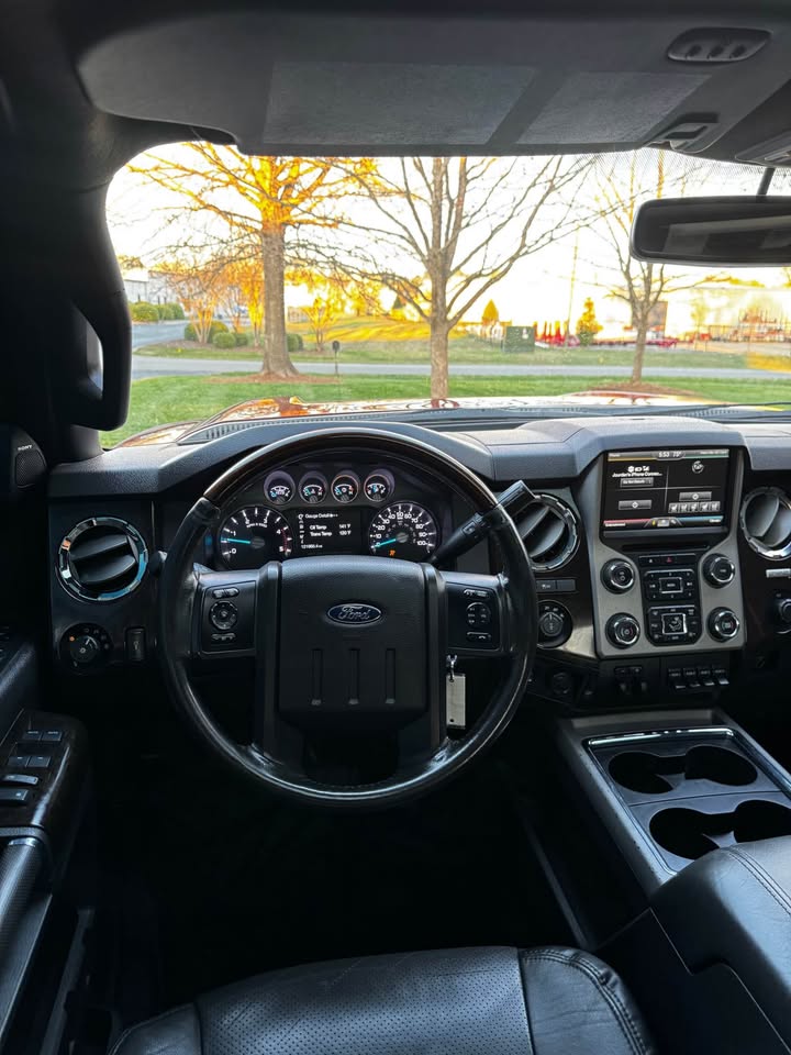 2015 Ford F-250 Super Duty Crew Cab Platinum photo 12
