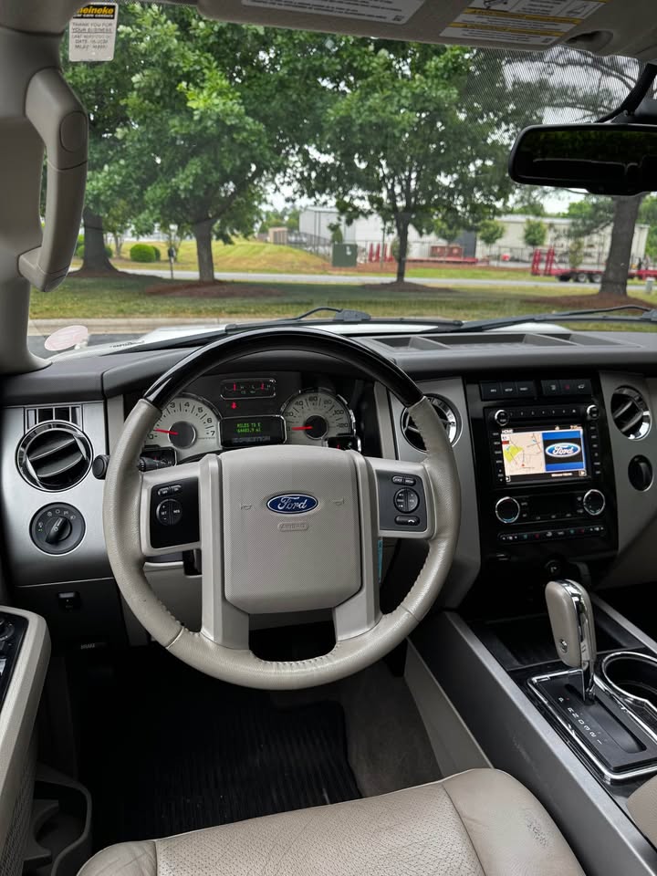 2013 Ford Expedition Limited photo 16