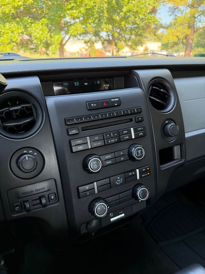 2014 Ford F-150 STX SuperCrew 4x4 photo 14