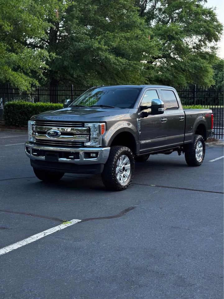 2018 Ford F-250 Super Duty Lariat Ultimate FX4 Crew Cab photo 3