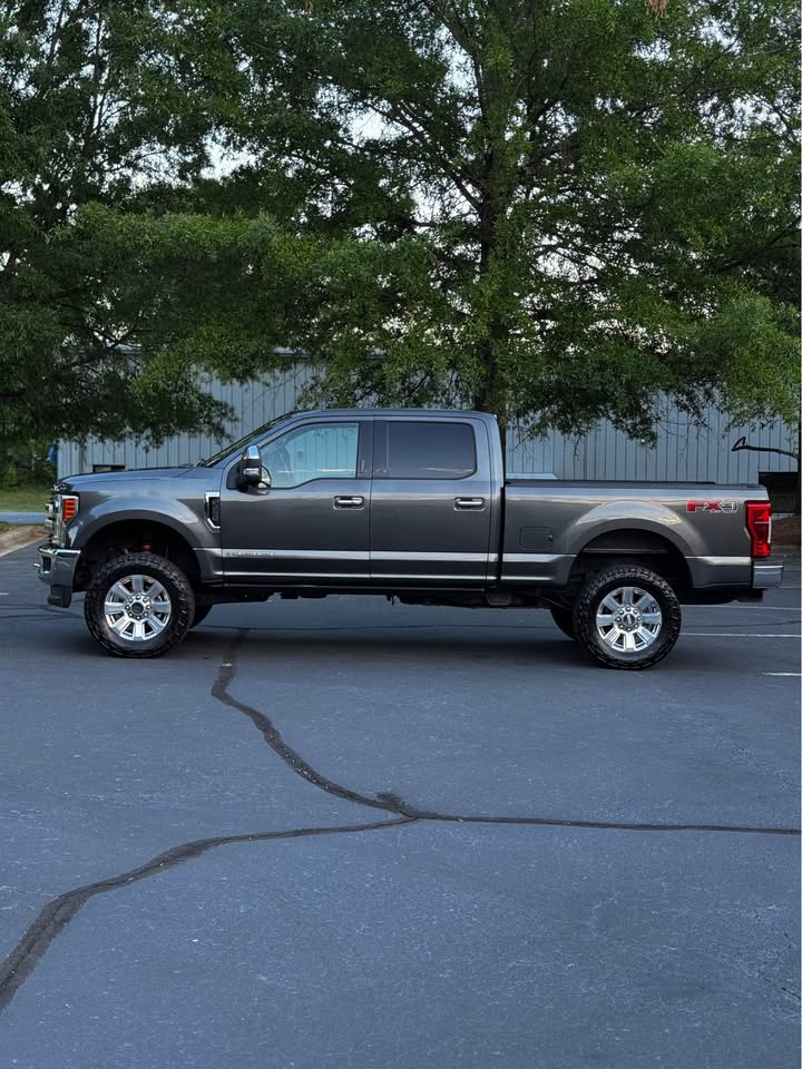 2018 Ford F-250 Super Duty Lariat Ultimate FX4 Crew Cab photo 4