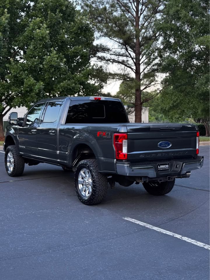 2018 Ford F-250 Super Duty Lariat Ultimate FX4 Crew Cab photo 5