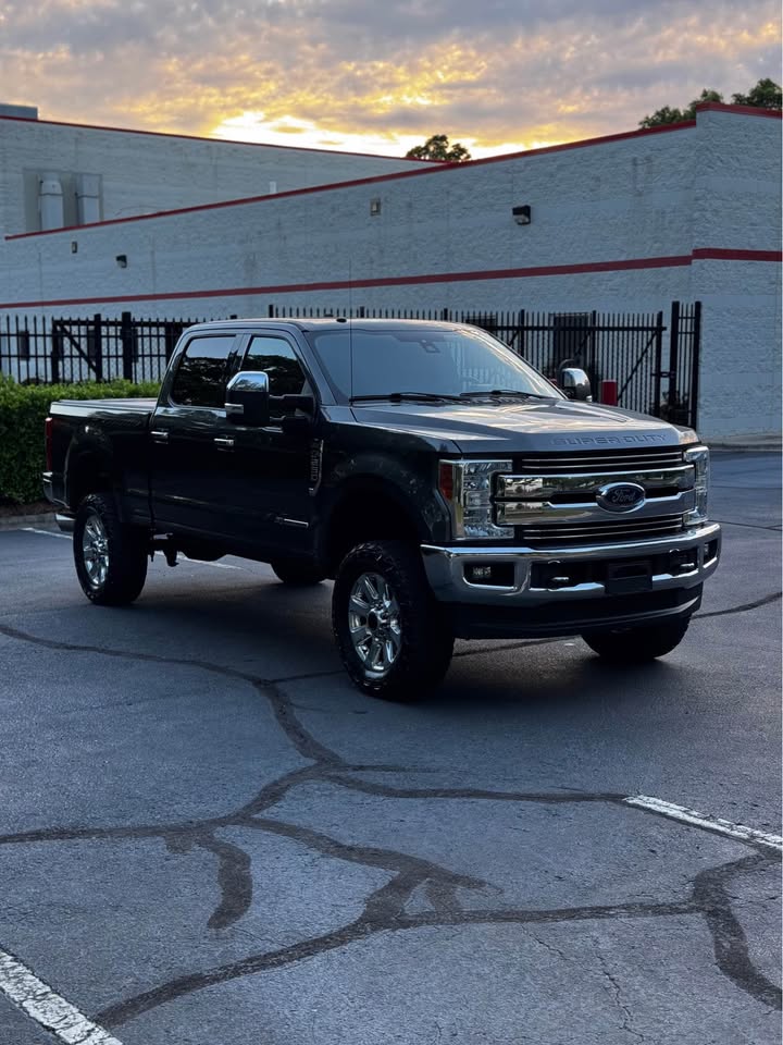 2018 Ford F-250 Super Duty Lariat Ultimate FX4 Crew Cab photo 9