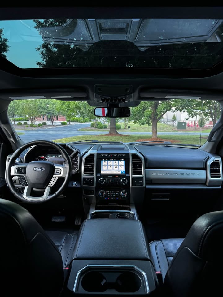 2018 Ford F-250 Super Duty Lariat Ultimate FX4 Crew Cab photo 12
