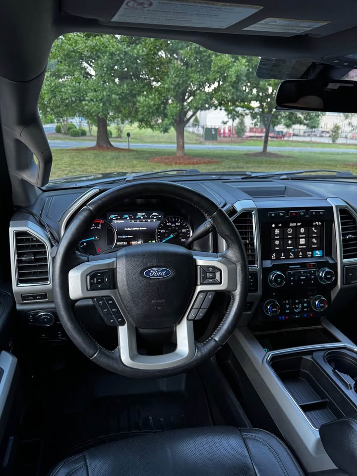 2018 Ford F-250 Super Duty Lariat Ultimate FX4 Crew Cab photo 13