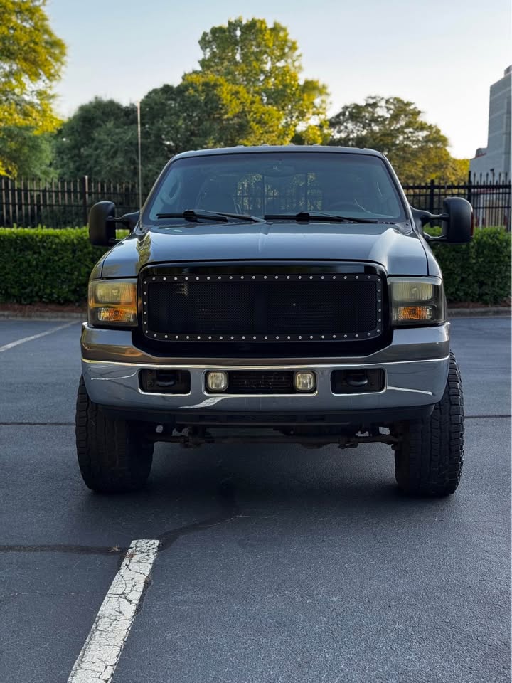 2005 Ford F-350 Super Duty Crew Cab Lariat photo 2