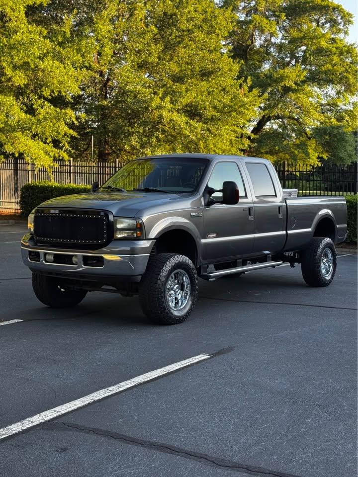 2005 Ford F-350 Super Duty Crew Cab Lariat photo 3
