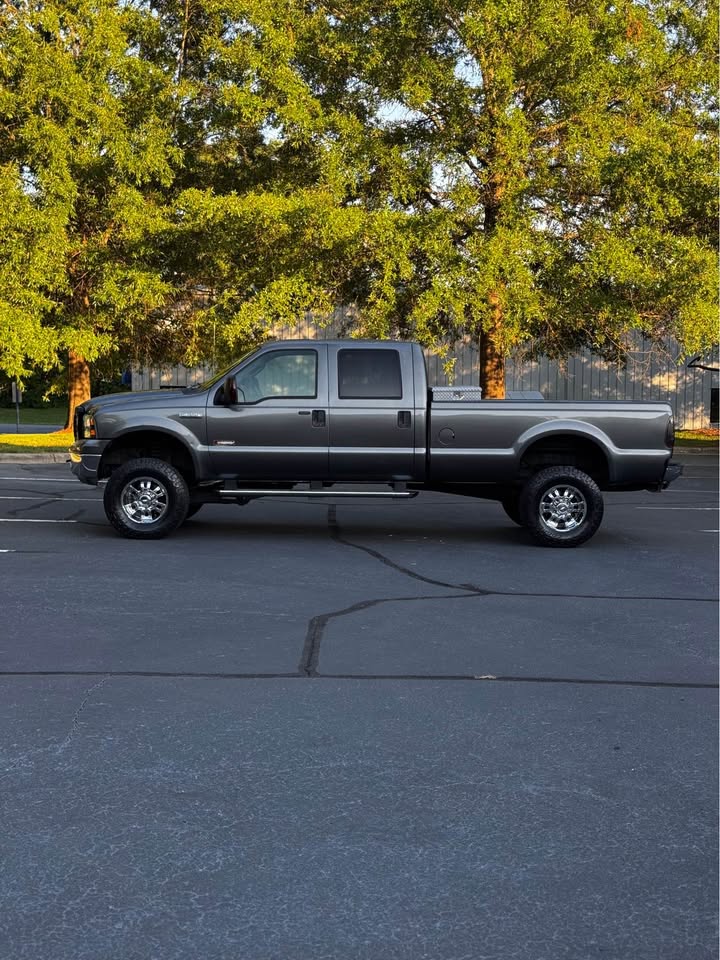 2005 Ford F-350 Super Duty Crew Cab Lariat photo 4