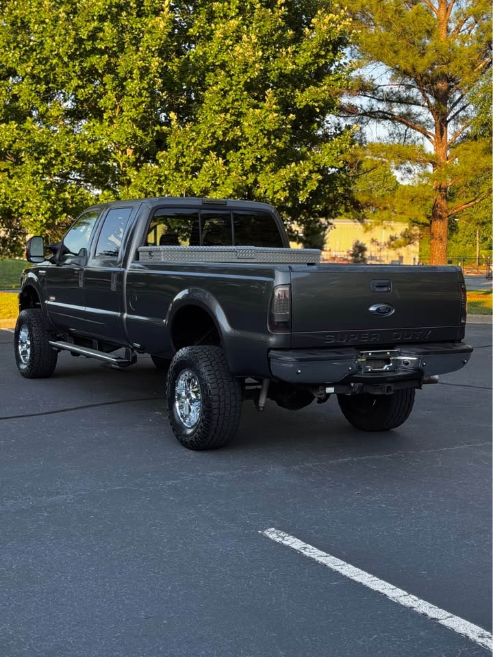 2005 Ford F-350 Super Duty Crew Cab Lariat photo 5