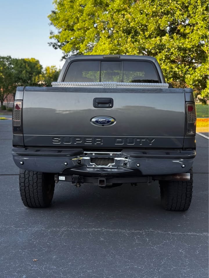2005 Ford F-350 Super Duty Crew Cab Lariat photo 6