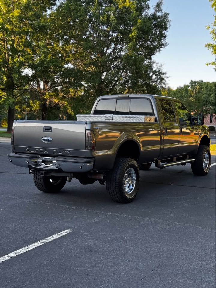 2005 Ford F-350 Super Duty Crew Cab Lariat photo 7