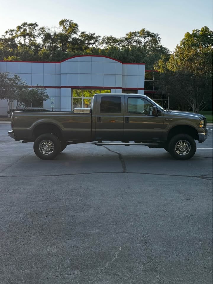 2005 Ford F-350 Super Duty Crew Cab Lariat photo 8