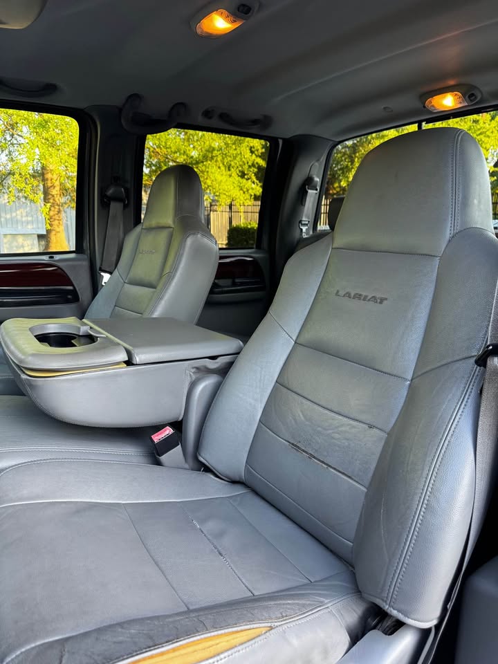 2005 Ford F-350 Super Duty Crew Cab Lariat photo 9
