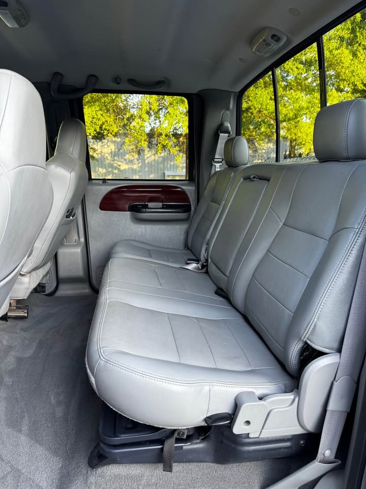 2005 Ford F-350 Super Duty Crew Cab Lariat photo 10