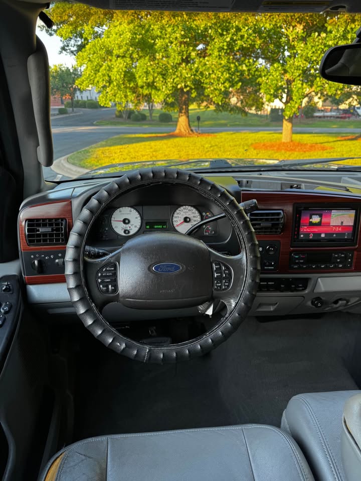 2005 Ford F-350 Super Duty Crew Cab Lariat photo 11