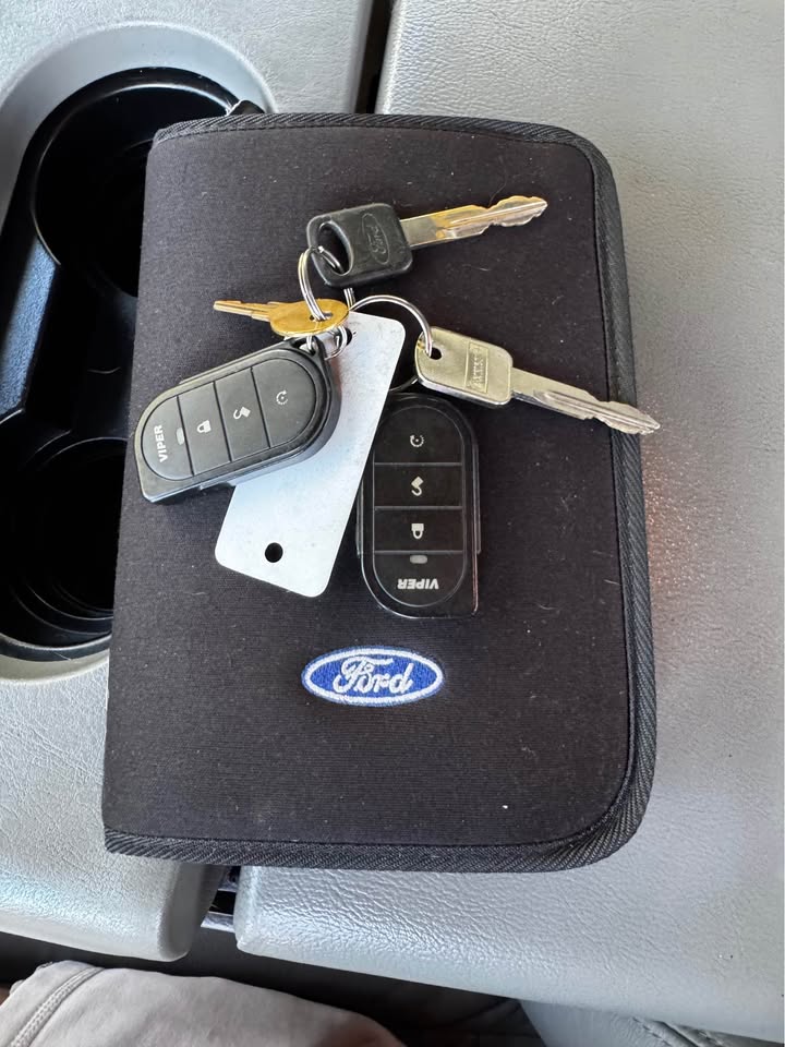 2005 Ford F-350 Super Duty Crew Cab Lariat photo 13